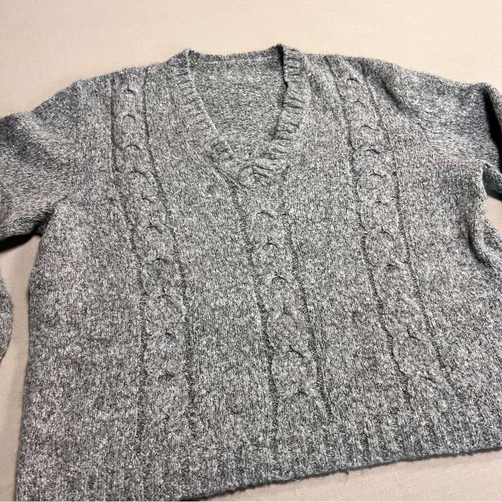 Women’s Gray Cable Knit V-Neck Sweater Size Large Cozy Chunky Knit Pullover - Picture 7 of 12
